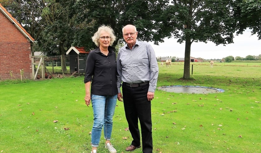 Nico en Tineke Heinen, staand in hun achtertuin met uitzicht op de Voor-Beltrumse weilanden. Foto: Theo Huijskes