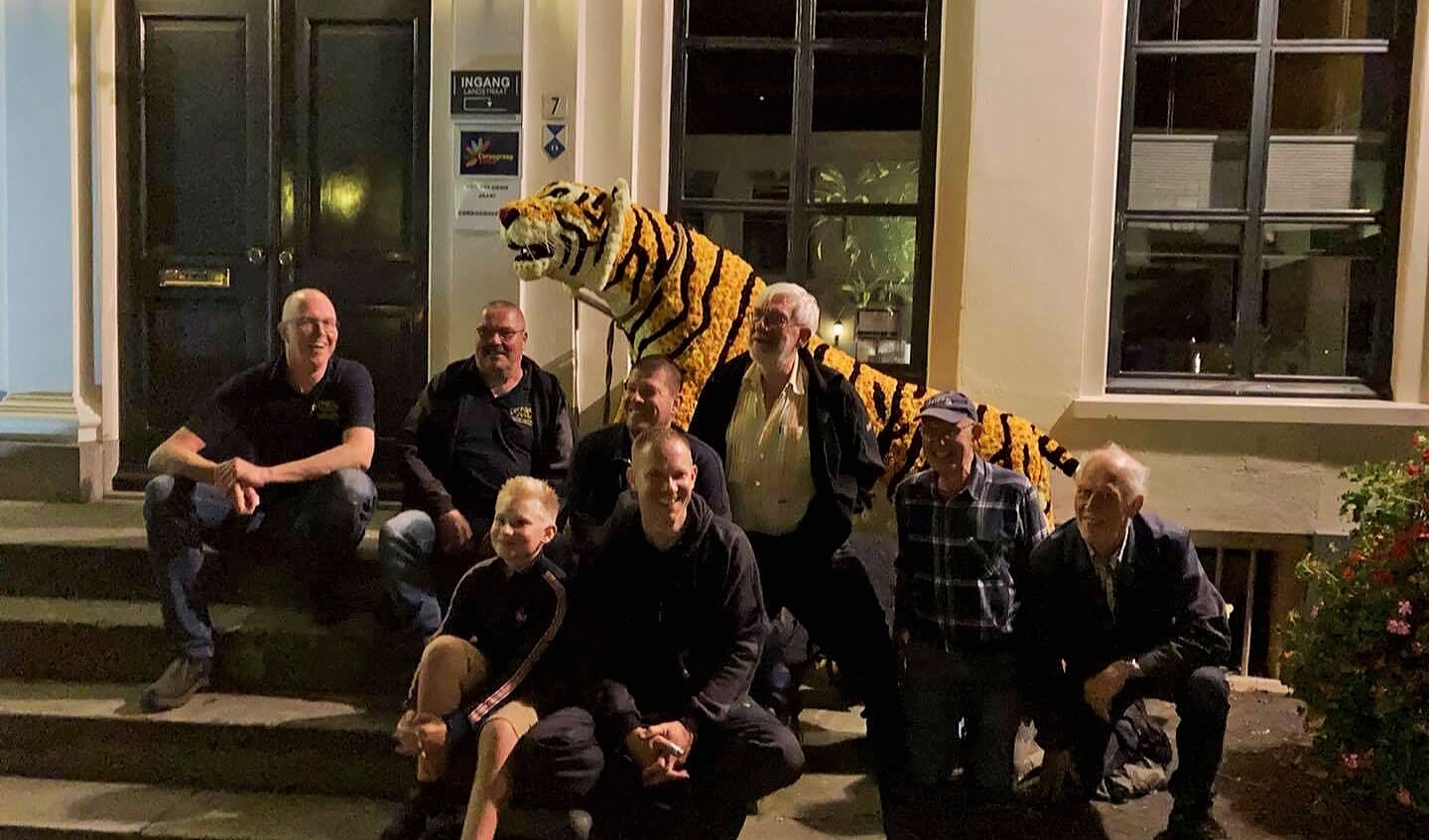 De tijger is geplaatst voor het gemeentehuis. Foto: Corsogroep 2002