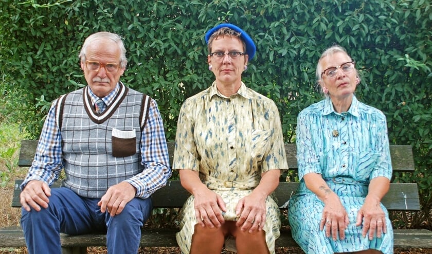 <p>Een vrolijke clowneske voorstelling over twee zussen en hun broer op leeftijd die proberen te ontdekken wie van de drie dementie heeft. Foto: PR</p>