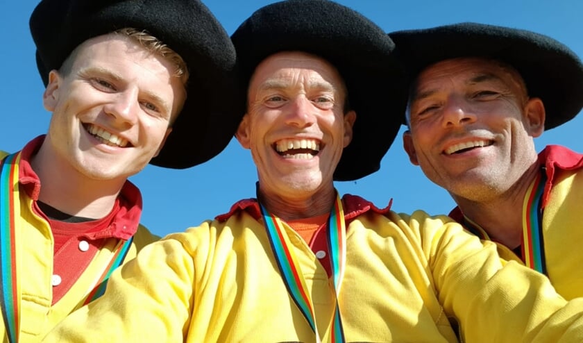 <p>Richard en Gert-Jan Vliem en Gerrit Uilenreef met hun gouden medailles en Baskische béret. Foto: PR</p>