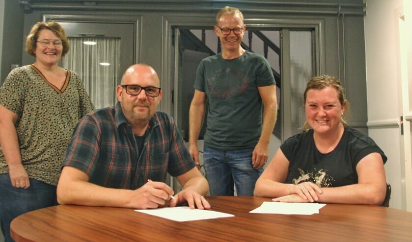 <p>Willem Kossink ondertekent de overeenkomst met het dagelijks bestuur van Harmonie Vorden. V.l.n.r.: penningmeester Erna Rondeel, dirigent Willem Kossink, voorzitter Erwin Sportel en secretaris Lian Nijenhuis. Foto: PR</p>