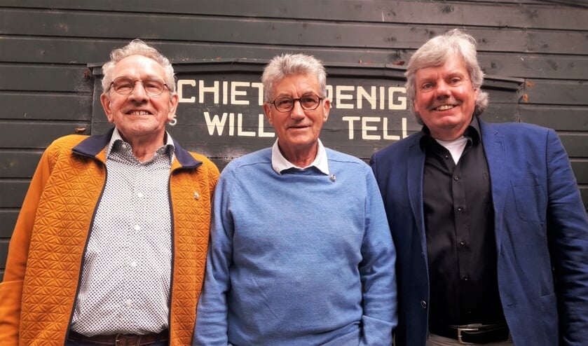 Voorzitter Henk Maalderink met Henk Pelgrom (l.) en Lammert van de Barg (m). Foto: Henk Greven