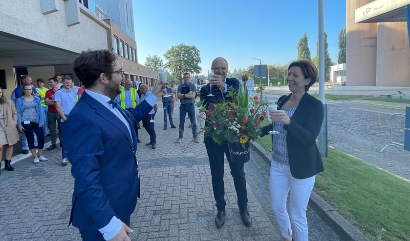 <p>Burgemeester Sebastiaan van 't Erve, plantmanager Remco Nühn en commissaris Sandra Addink van FrieslandCampina (vlnr) heffen het glas (melk) op het 150-jarig bestaan van het concern. Foto: Henri Bruntink</p>