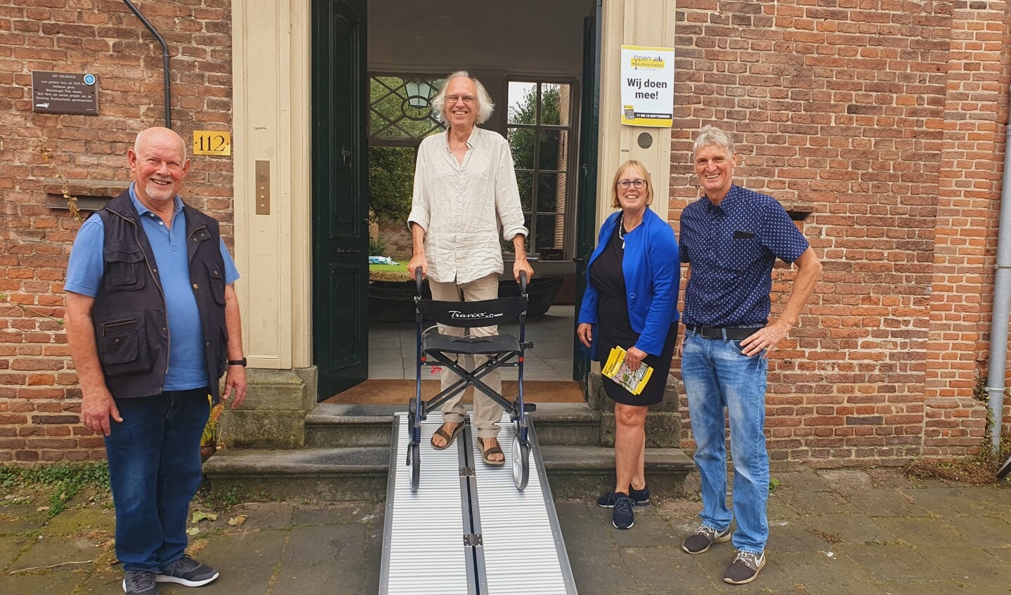 Dat Bolwerck is rolstoeltoegankelijk gemaakt. V.l.n.r.: Jan Westerik (Gilde), Vincent Peppelenbosch (Dat Bolwerck), Ineke Hissink-Kapper (voorzitter Open Monumentendag) en Ab Braakman (gemeente Zutphen). Foto: PR