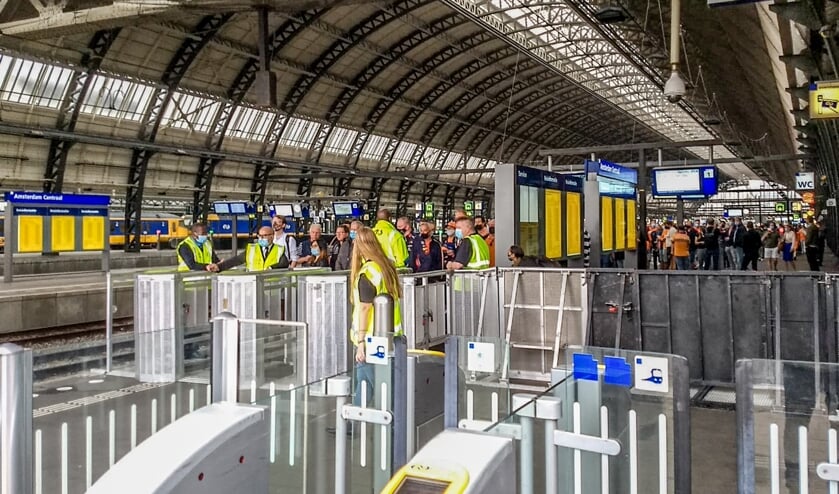 <p>Ook op Amsterdam Centraal werden vanwege de Formule 1 op Zandvoort extra treinen ingezet om de mensenmassa te verdelen. Foto: Peter Hoogerheide</p>