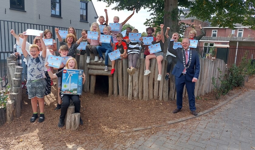 De leerlingen van groep 7 juichend op het speelplein met het Windy-certificaat. Foto: Han van de Laar