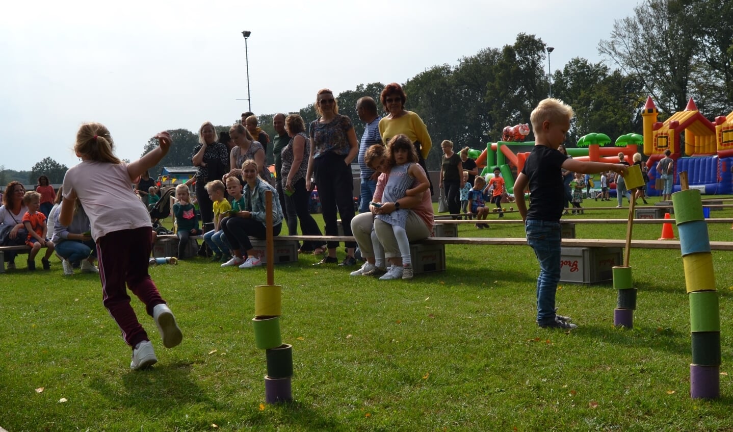 Kinderen zijn geconcentreerd bezig met de leuke spelletjes. Foto: Karin Stronks