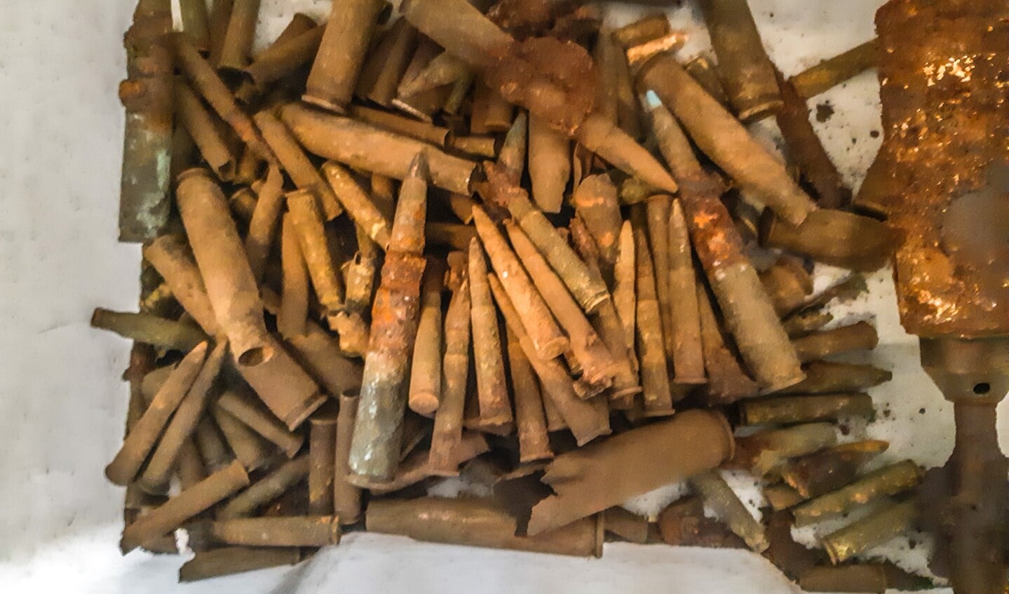 Grote hoeveelheid klein kaliber munitie, gevonden in een tuin in Montferland. Foto: Hans de Voer