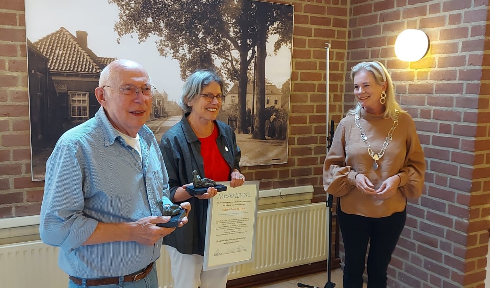 Burgemeester Annemieke Vermeulen heeft de Meander uitgereikt aan Heleen Buijs-de Later en Frans van Uem. Foto: PR