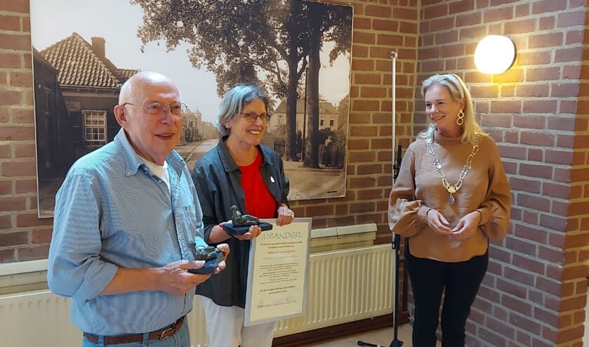 <p>Burgemeester Annemieke Vermeulen heeft de Meander uitgereikt aan Heleen Buijs-de Later en Frans van Uem. Foto: PR</p>