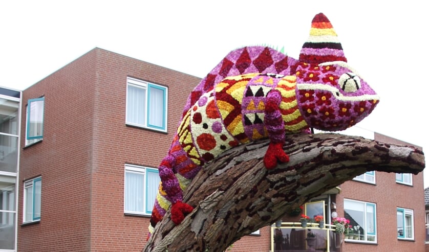 <p>Dahliakunstobject 2021 'Een bonte camouflage' van corsogroep Geschud(t). Foto: Annekée Cuppers/archief Achterhoek Nieuws</p>