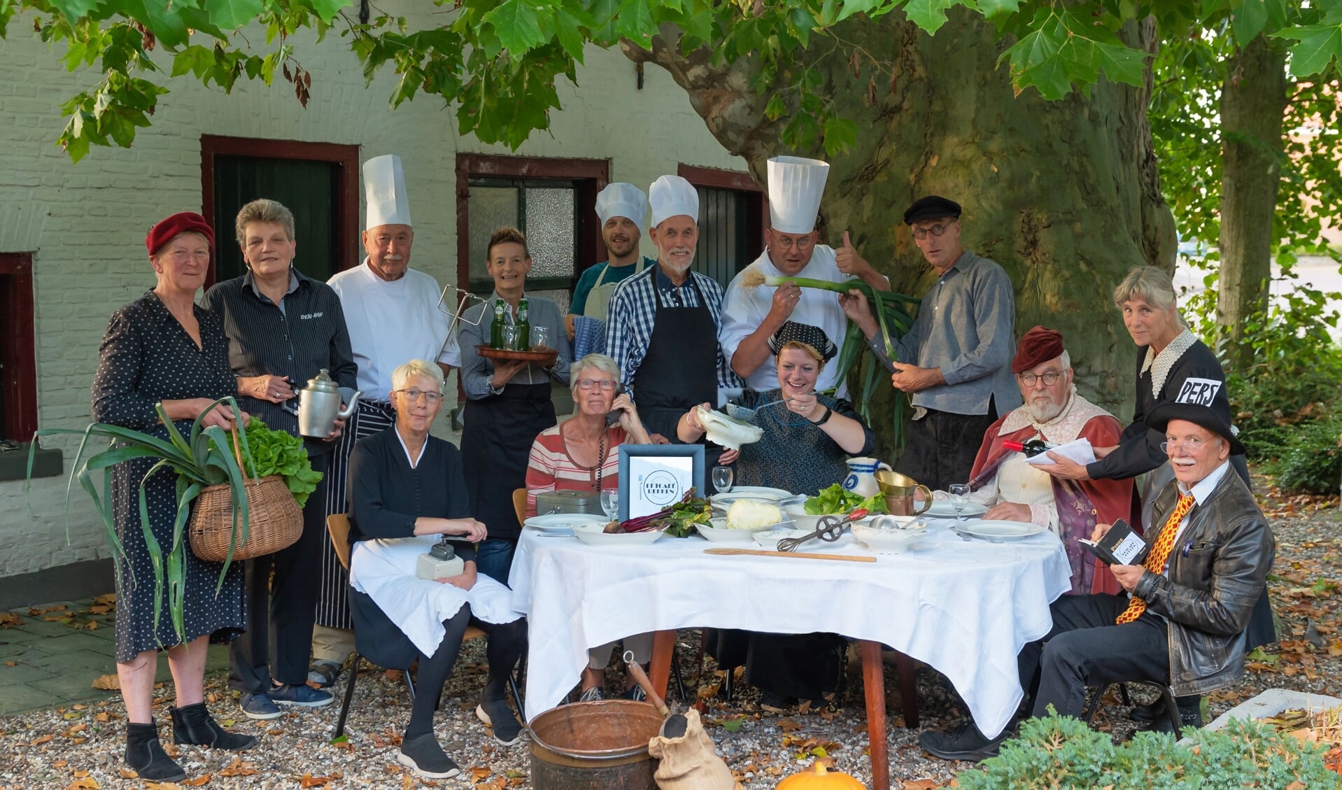 De kookgroep onder de ruim 170-jarige plataan, bij het 25ste diner van Eetcafé Rekken. Foto: FotoRia