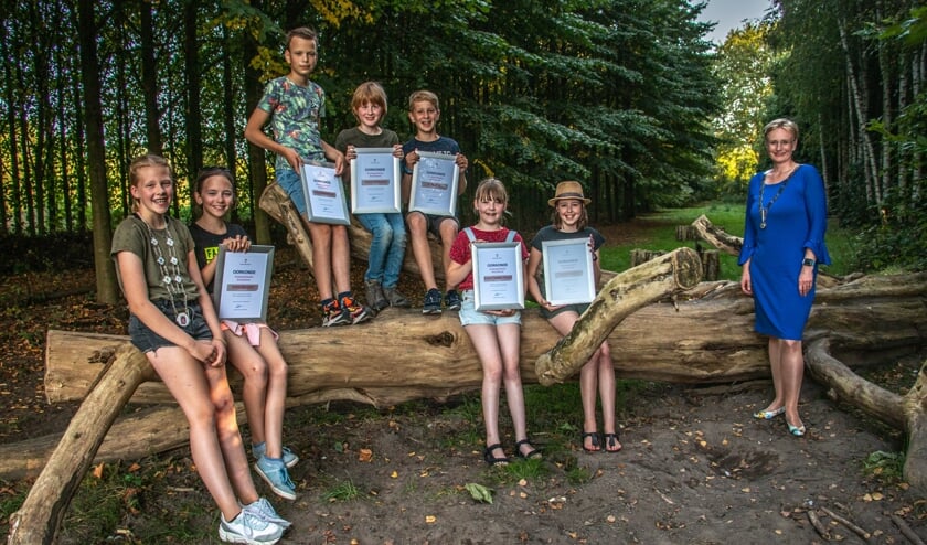 <p>Het kinderparlement onder leiding van jeugdburgemeester Anne Letink (links op de foto). Noor Wiegerinck was verhinderd. Foto: Liesbeth Spaansen</p>
