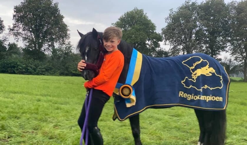 Vycho knuffelt met zijn pony Hafdre Elysteg waarmee hij Regiokampioen is geworden. Eigen foto