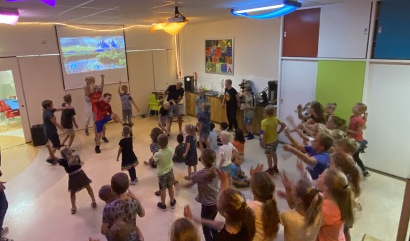 <p>De gemeenschapsruimte van openbare school De Driesprong werd omgetoverd tot een ware discotheek. Foto: PR</p>