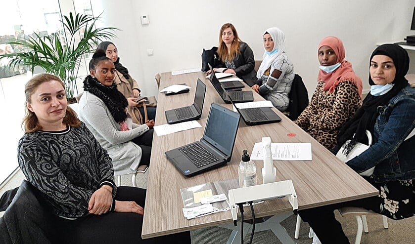 Acht statushouders uit de Achterhoek nemen deel aan aangepast scholingstraject aan het Graafschap College. (1 deelnemer ontbreekt op de foto). Foto: PR