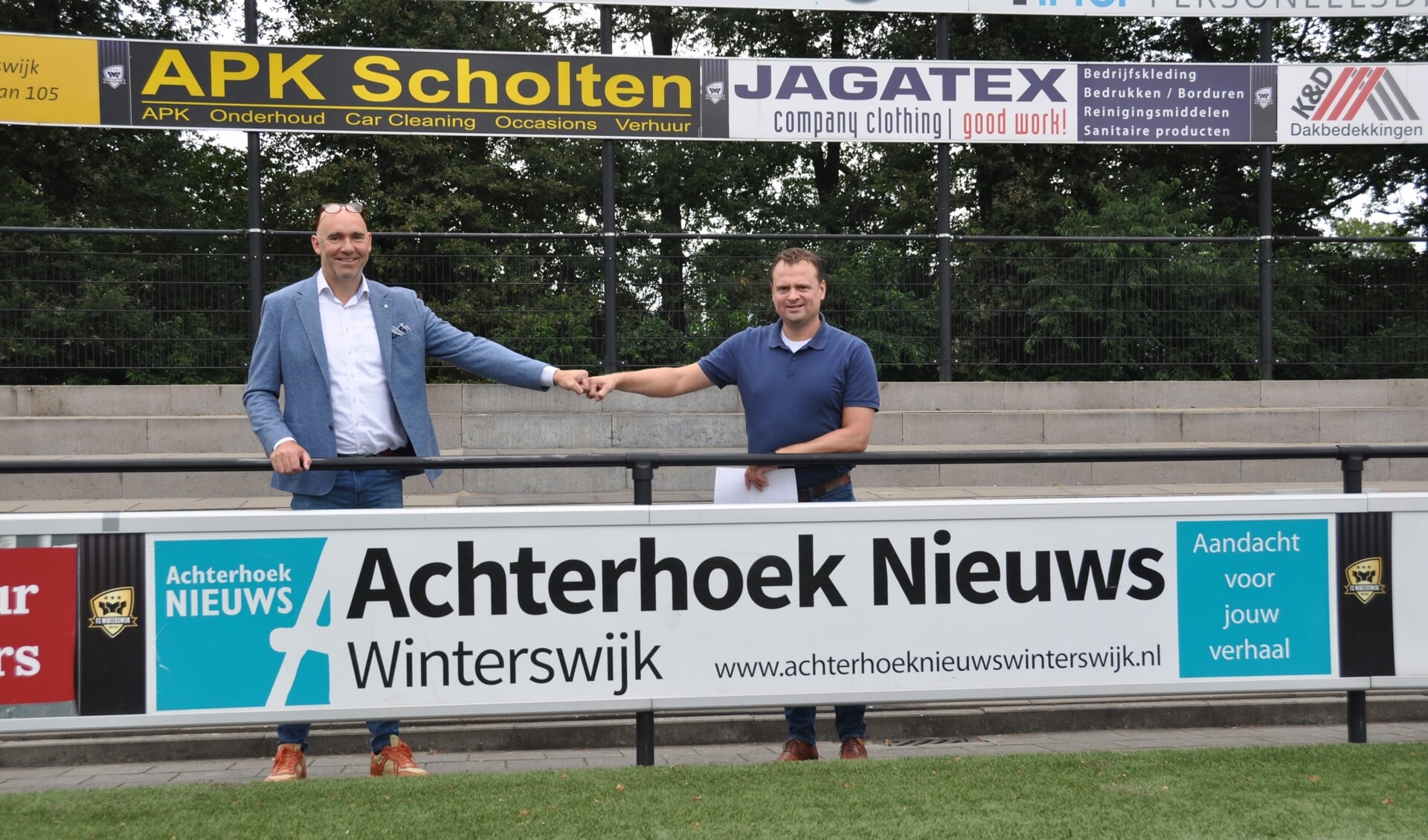 Patrick Verheij (links) en Mattijs Mantel bij het reclamebord langs het veld. Foto: Niels Blikman