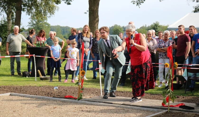 <p>Door het rode lint te verwijderen en de eerste ballen te werpen werd de jeu-de-boulesbaan geopend. Foto: Arjen Dieperink</p>