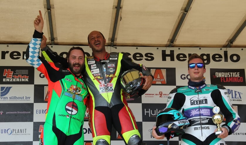 <p>Op het IRRC-podium staan Grams, Datzer en Den Besten. Foto: Damon Teerink</p>