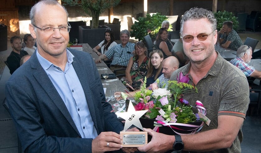 Roel Dijkman (rechts) die de onderscheiding uit handen van wethouder Martin Som ontvangt. Foto: Jacques Kok