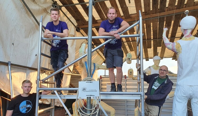<p>Niels Rouwhorst (boven rechts) naast Chris Kleverwal op de steigers voor het hogere werk aan 'Climb Experience'. Foto: Henri Walterbos</p>