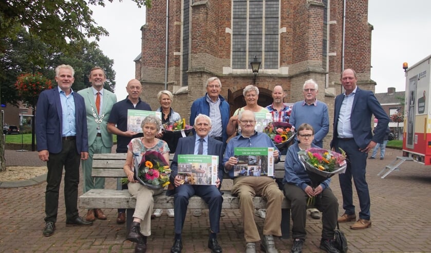 <p>Ben Maandag en Leo van der Linde met hun gedeelde Erfgroedprijs. Foto: Frank Vinkenvleugel</p>