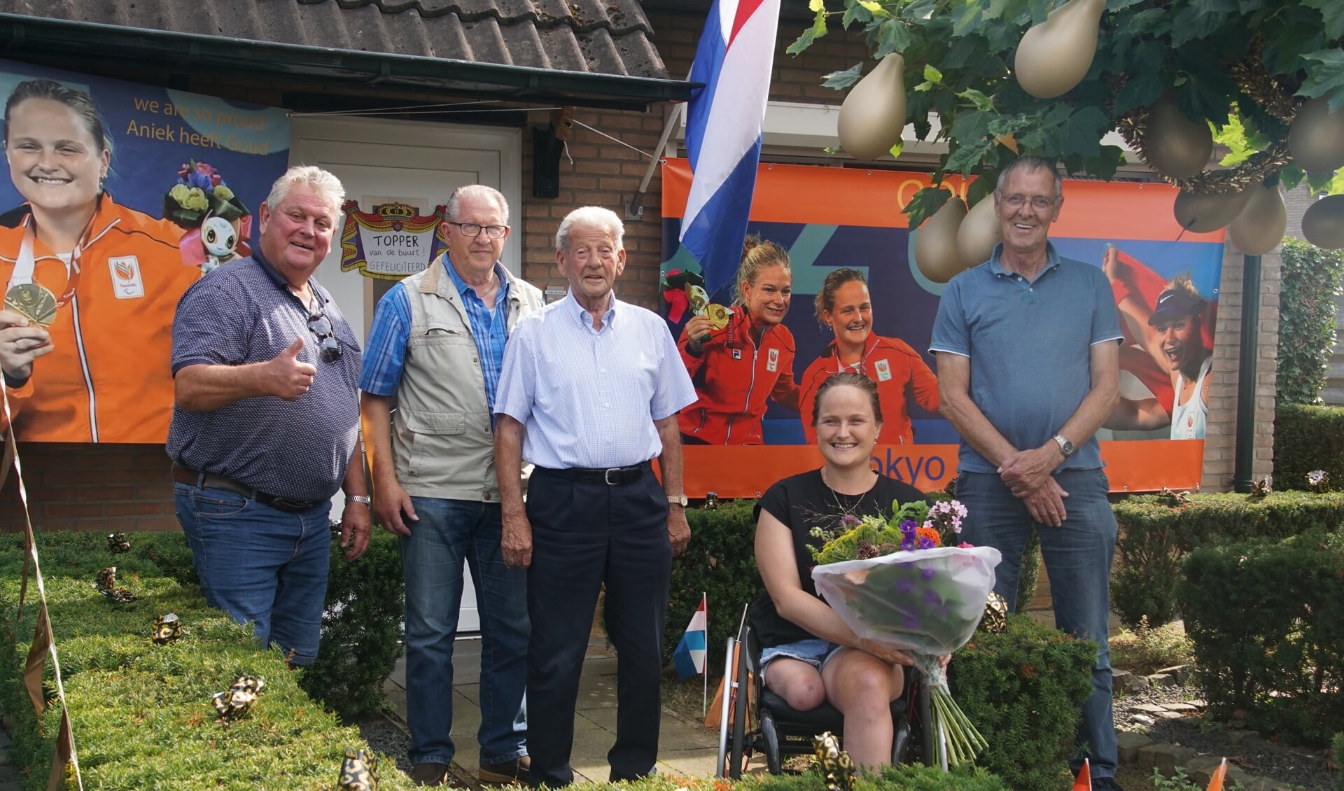 Aniek van Koot blij met bloemen van 'hangouderen'. Foto: Frank Vinkenvleugel