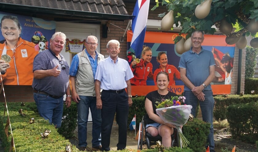 <p>Aniek van Koot blij met bloemen van 'hangouderen'. Foto: Frank Vinkenvleugel</p>
