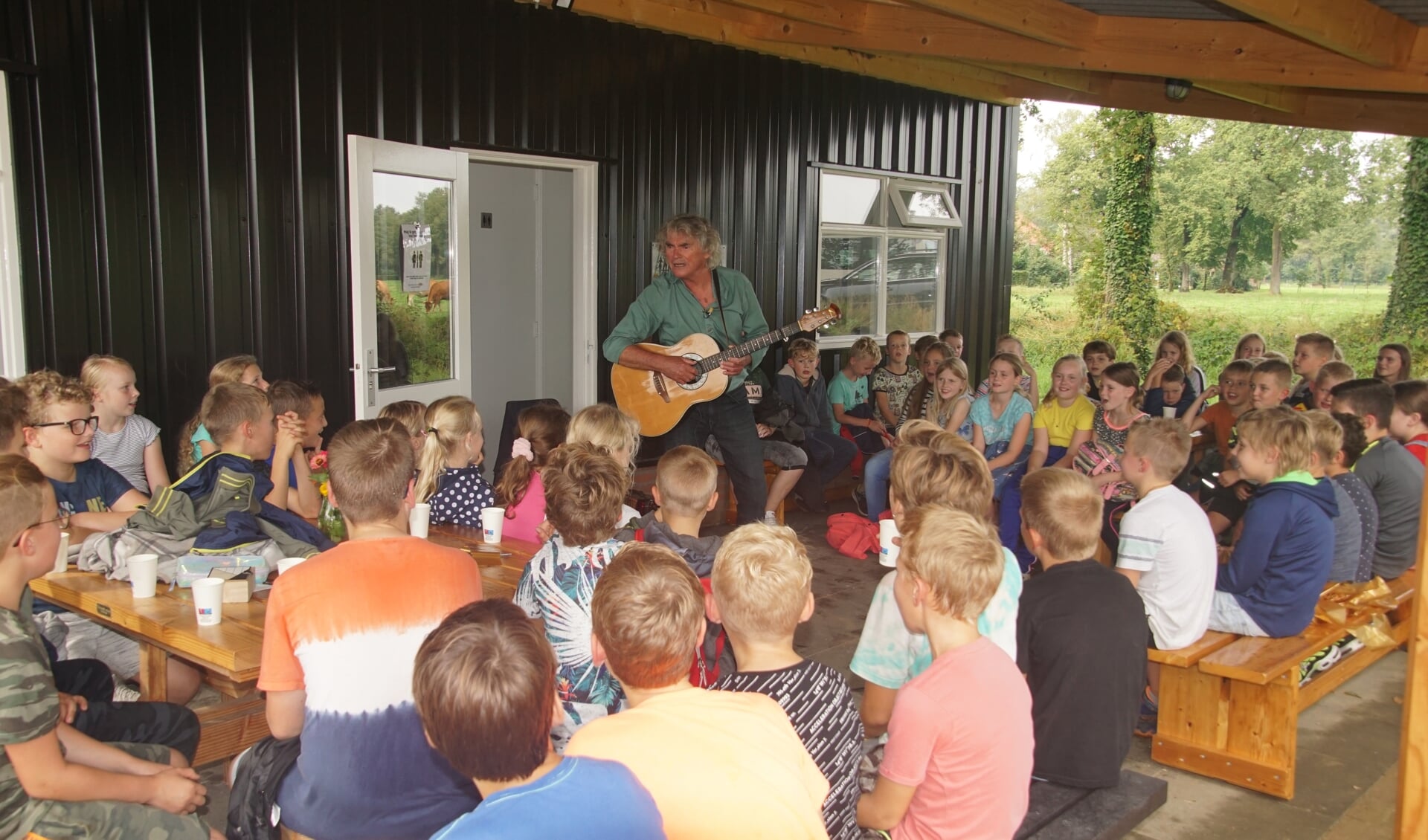 Hans Keuper zingt voor de scholieren. Foto: Frank Vinkenvleugel
