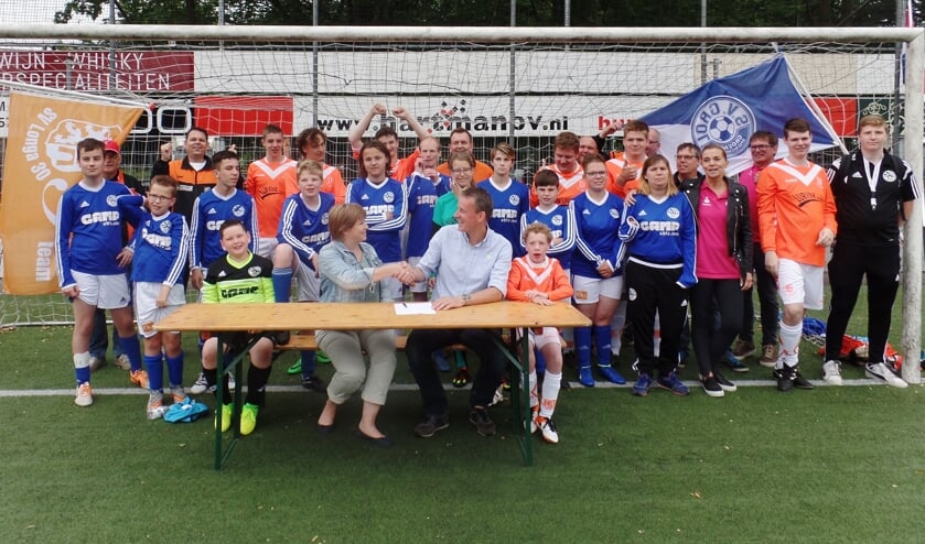 <p>De officiële aftrap van de samenwerking tussen Grol en Longa op het gebied van G-voetbal in 2017. Nu spelen ze allen in dezelfde tenues. Foto: Henri Walterbos</p>