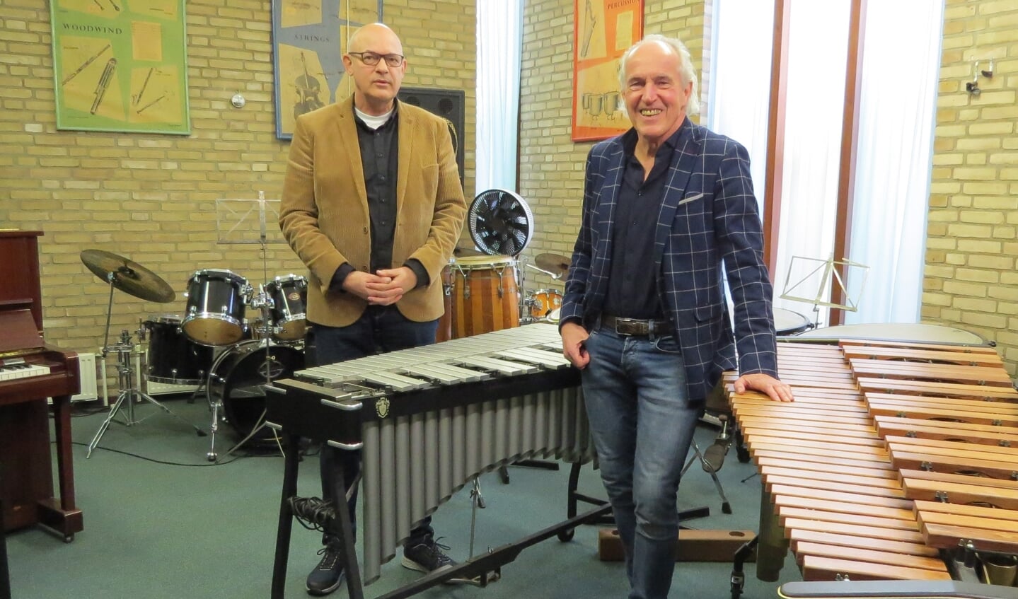 Directeur Henk Lubberdink (rechts) en slagwerkdocent Hein de Jong hoopten afgelopen vrijdagmorgen dat het instrumentarium op de muziekschool weer snel bespeeld zou worden. Foto: Josée Gruwel.