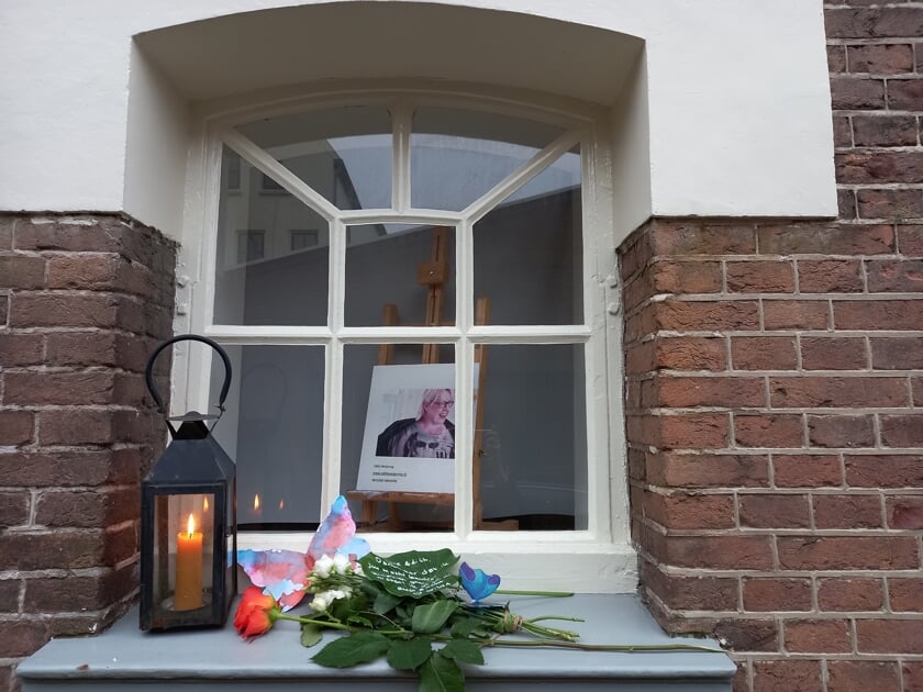 <p>Edith Meijering wordt herdacht bij haar atelier. Foto: Alize Hillebrink </p>