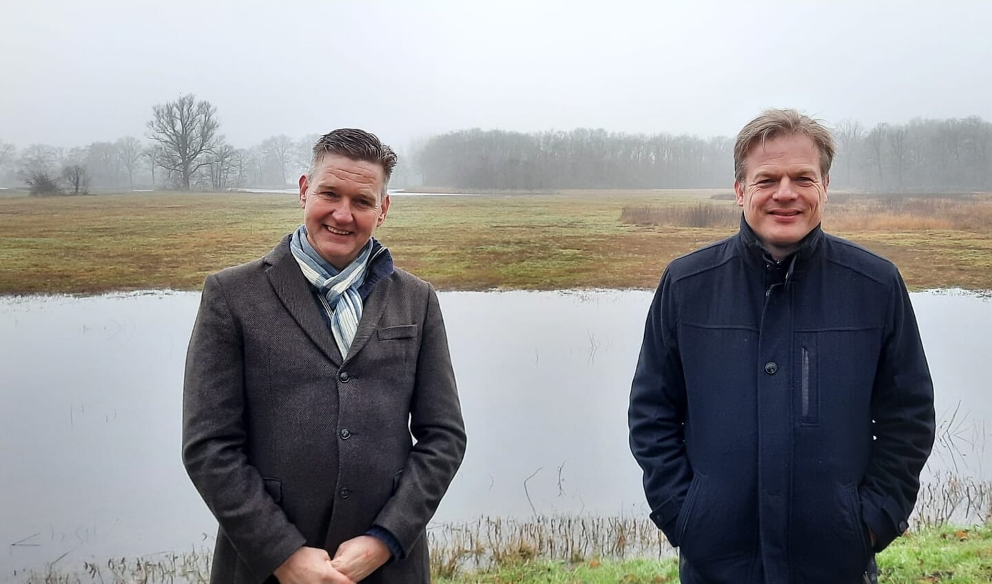 Pieter Omtzigt laat zich bij natuurgebied Koolmandijk bijpraten door Walter Leemreize van het CDA Oost Gelre. Foto: Kyra Broshuis