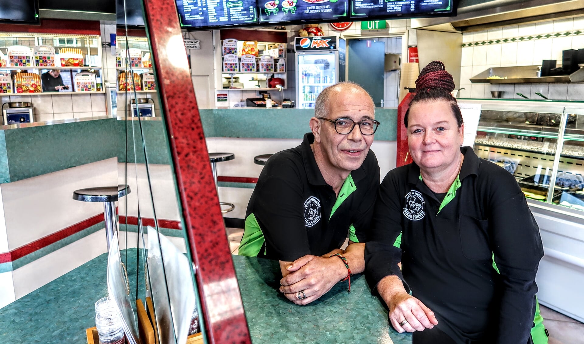 Robert en Miranda Klooken in hun Hengelose snackbar. Foto: Luuk Stam