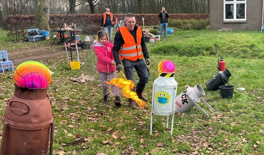 Carbidschieten in coronatijd met Carbid en Co. Afgelopen jaar zonder feesttent of bezoekers, maar met vier personen boven de 13 in de wei en de kinderen onder 13. De kinderen werd met een vijftal kleine busjes het schieten aangeleerd en later onder toezicht van een volwassen de grote bussen. Dit alles is veilig gegaan Carbid en Co steunt namelijk de BOCK campagne (bewust oplettende carbid knaller). Foto: Robbin de Jong
