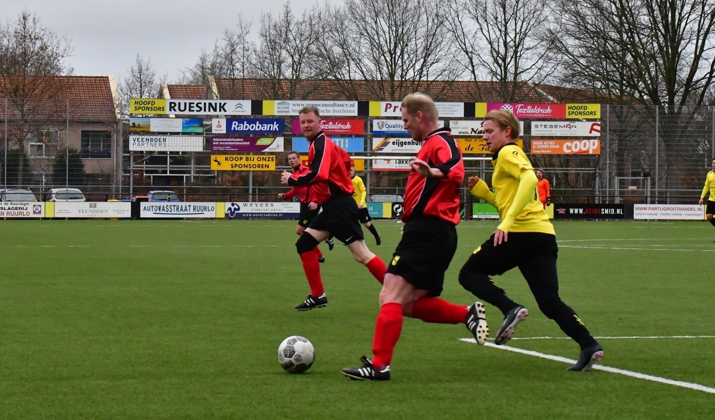 De oud-Ruurlo 1-spelers Ron Wopereis en Sander Engelberts (rode shirts) in actie tijdens de Nieuwjaarswedstrijd in 2019. Foto: PR