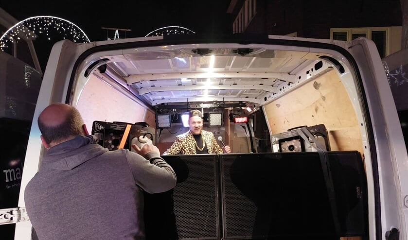 DJ Wimpie zorgt voor muziek tijdens de fakkeltocht. Foto: Marco van Lochem