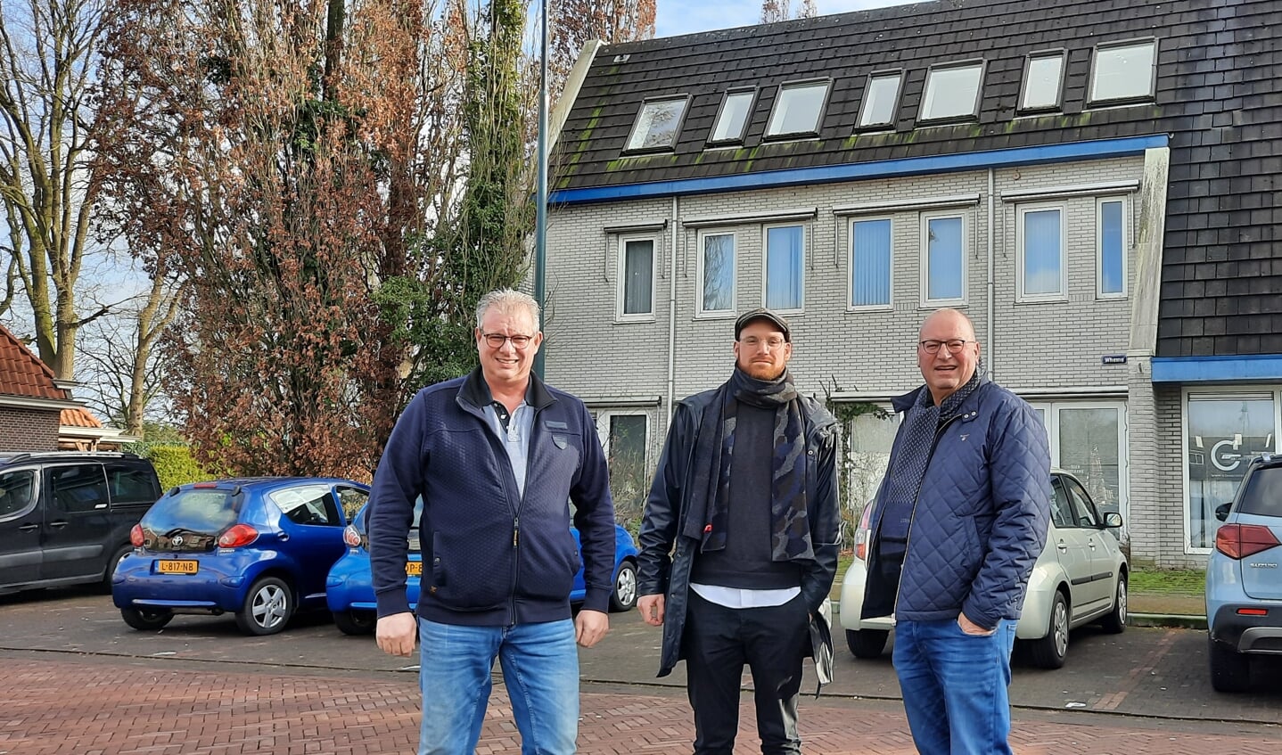 Ronald Penterman, Stefan Kok en Henny Kok (vlnr) werken samen om het voormalige Riagg-gebouw te verbouwen tot 10 appartementen. Foto: Kyra Broshuis