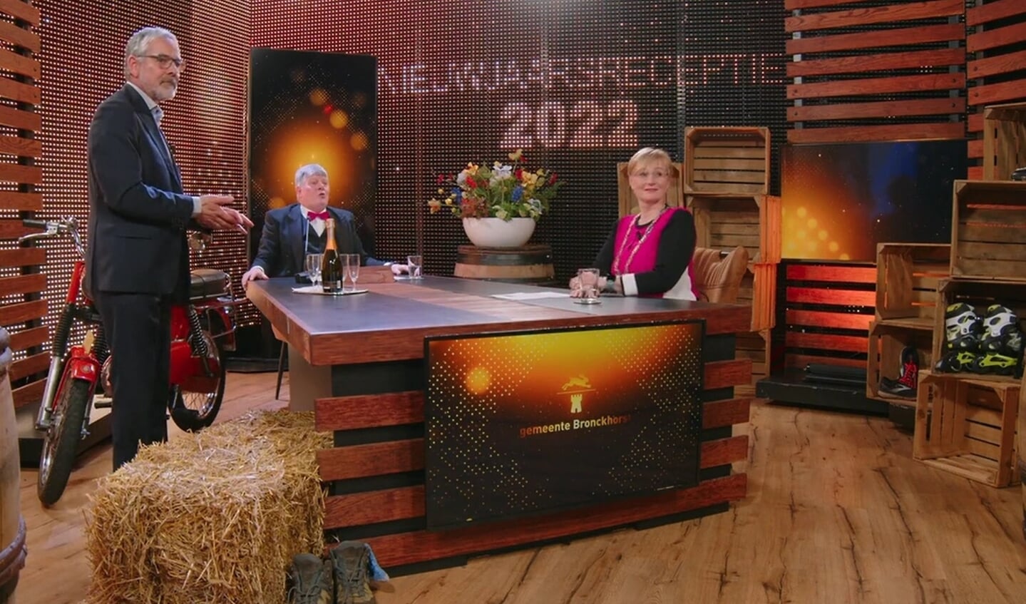 De Nieuwjaarsreceptie van de gemeente Bronckhorst in 2022 voor een tweede keer online, met burgemeester Marianne Besselink (r.), wethouder Evert Blaauw (l.) en presentator Frans Miggelbrink (m.). Foto: Vimeo-still