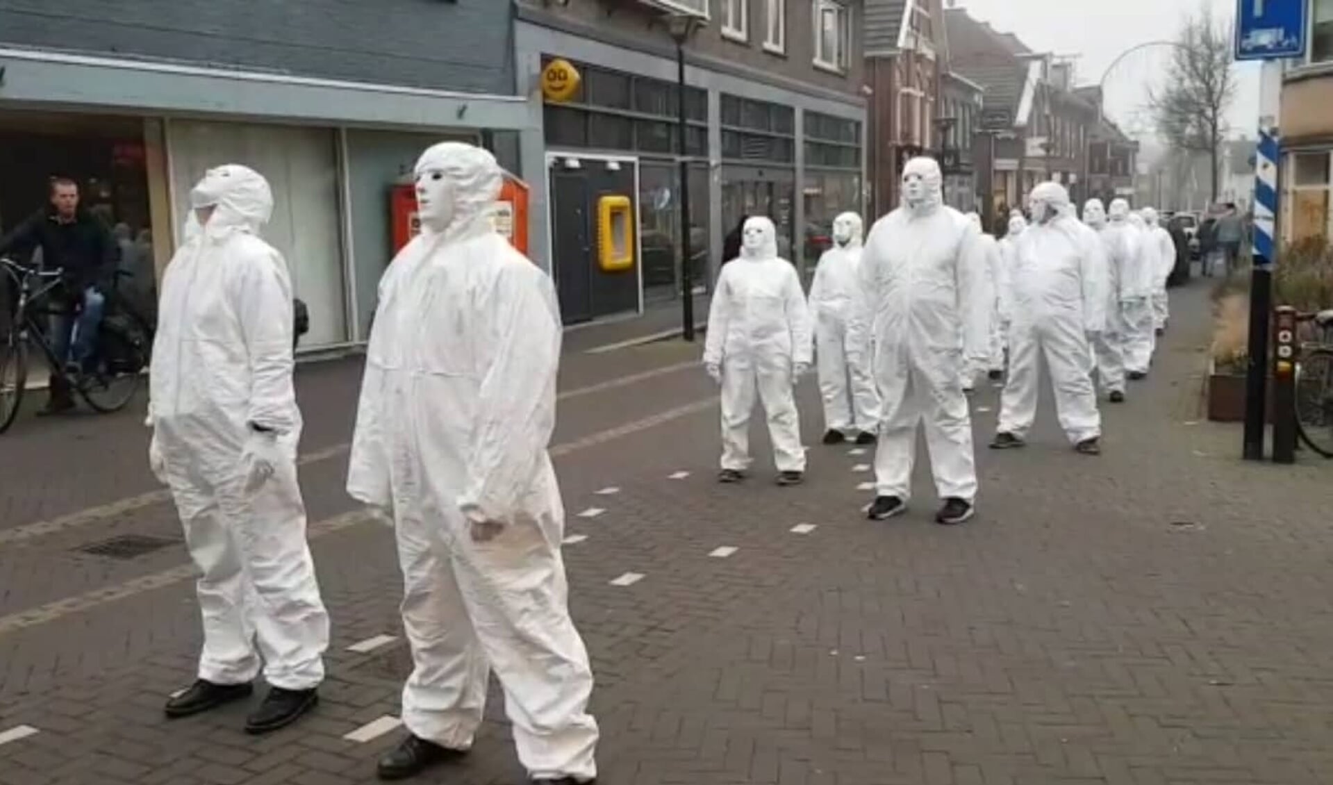 'Witte pakken' demonstreren in Aalten. Foto: Rick Bussink