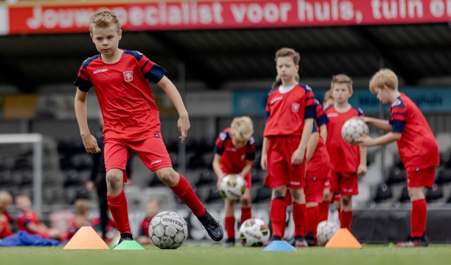 Trainen als een echte FC Twente-speler tijdens het voetbalkamp en bovendien naar een thuiswedstrijd in de eredivisie. Foto: PR