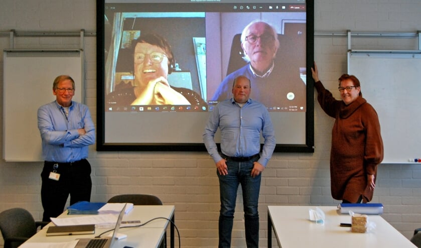 Het redactieteam, van links af Johan Damkot, Dhebora Esselink, Erwin te Selle, Joep Schreurs en Lydia ter Welle. Foto: PR Signify