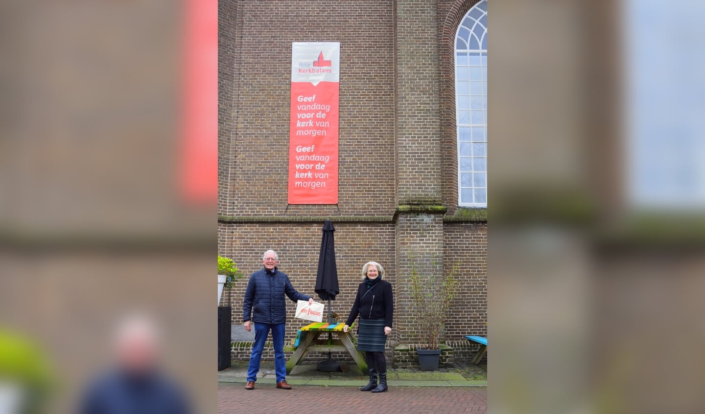 Jan van Dijk en Joke Cornelissen brengen de actie Kerkbalans bij de Ruurlose Dorpskerk onder de aandacht. Foto: PR