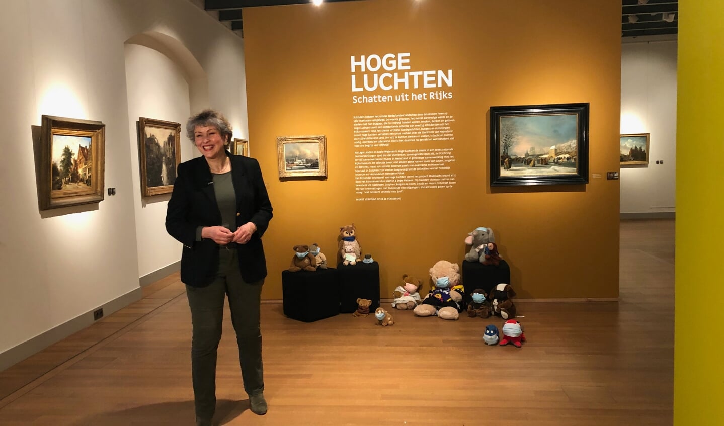 Tiana Wilhelm, directeur van Musea Zutphen, was aanwezig bij de ludieke knuffelactie tegen de lockdown. Foto: Musea Zutphen