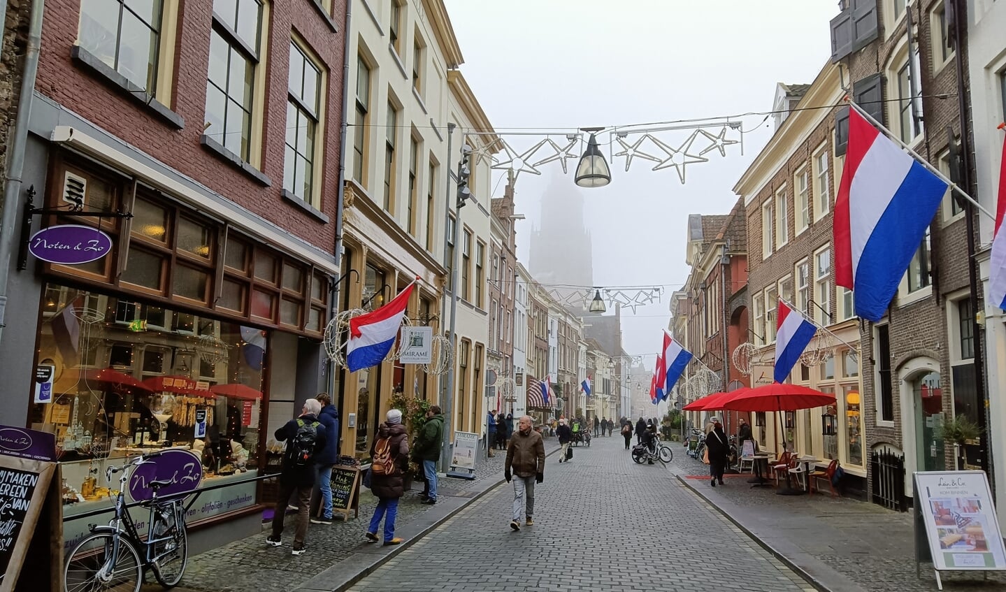 Lange Hofstraat-ondernemers vieren hun heropening met het uithangen van Nederlandse vlaggen. Foto: Rudi Hofman
