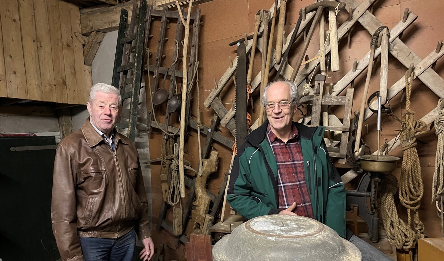 Henk Beskers (links) en Willy Stemerdink in de opslag van Boerengoed. Foto Verona Westera