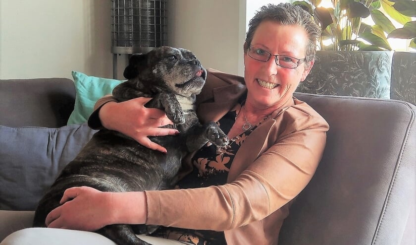 <p>Wilma Meijsen met haar trouwe viervoeter Dunja in haar woning aan de Borculoseweg in Groenlo. Foto: Theo Huijskes</p>