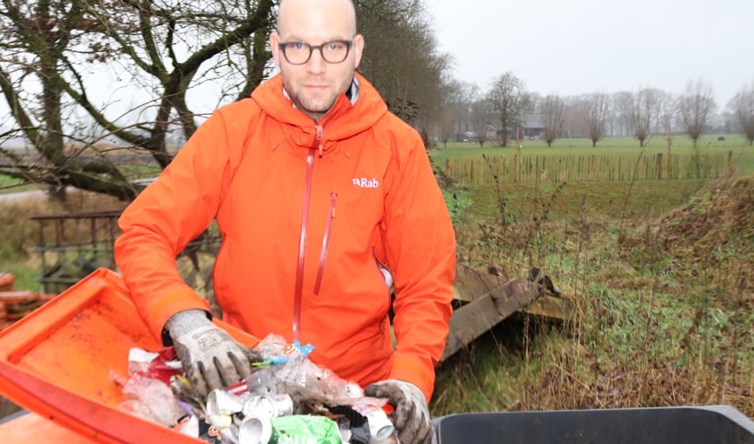 <p>Erwin Beumer toont een een deel van het door hem opgeruimde zwerfafval. Foto: Arjen Dieperink</p>