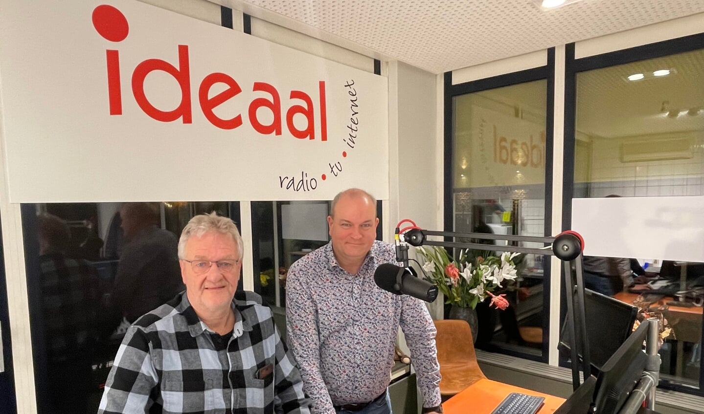 Dick Klein Geltink (links) en Diger Rossel in de studio van Radio Ideaal in Het Stadshuus in Lochem. Foto: Henri Bruntink