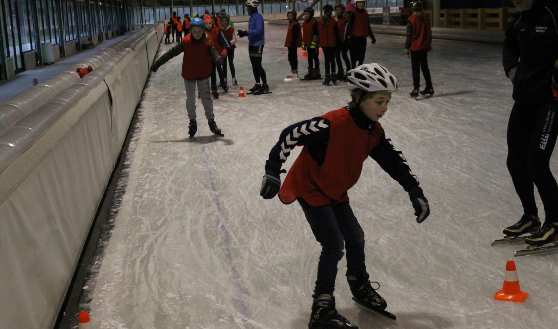 In vier lessen krijgen de deelnemers de eerste fijne kneepjes van het schaatsen onder de knie. Foto: PR